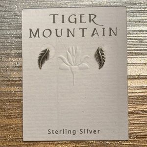 Tiger Mountain Leaf 🍂 Earrings NWT